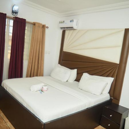 Vhs Vinchee Suites Лаґос Екстер'єр фото