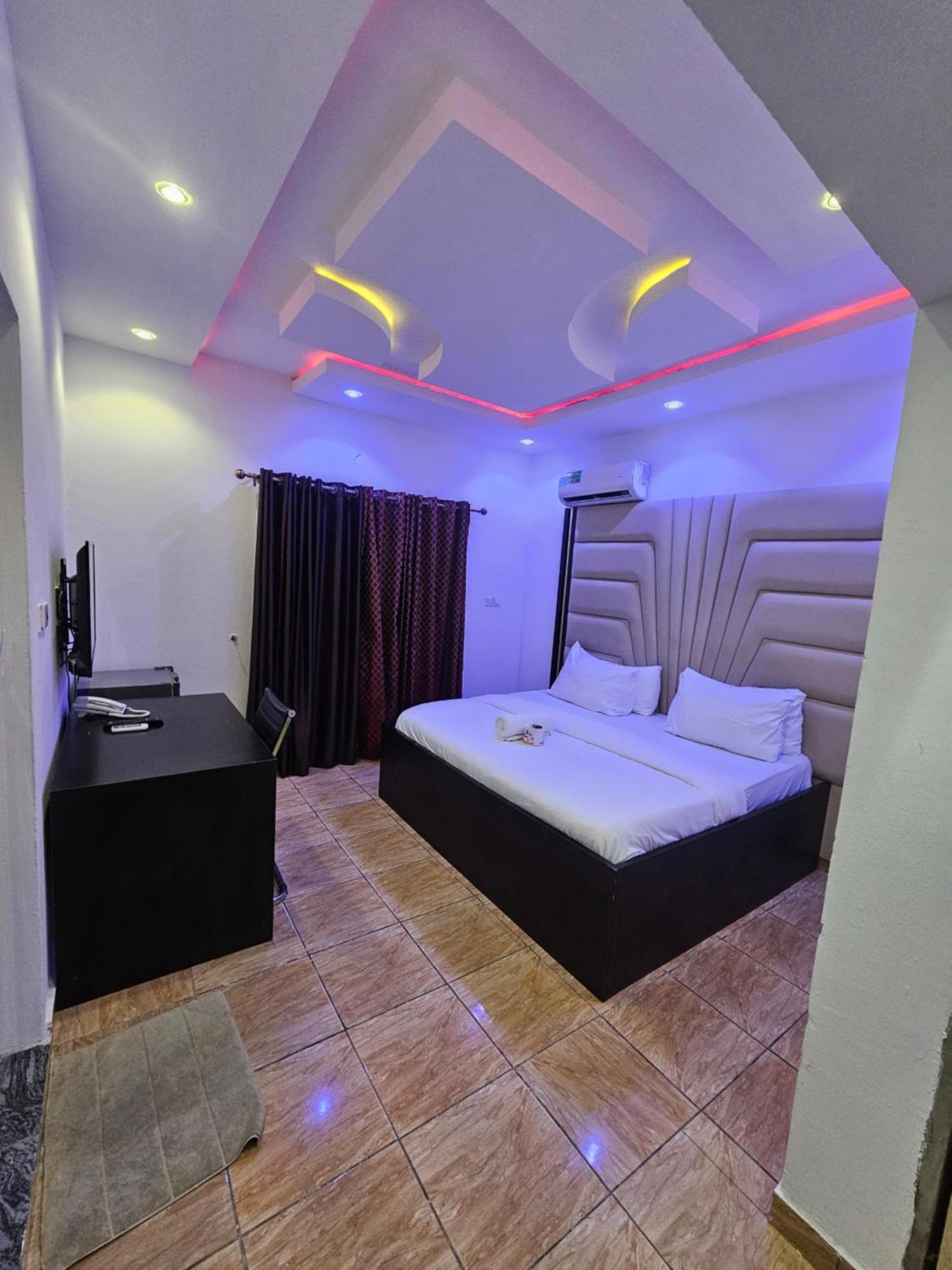 Vhs Vinchee Suites Лаґос Екстер'єр фото
