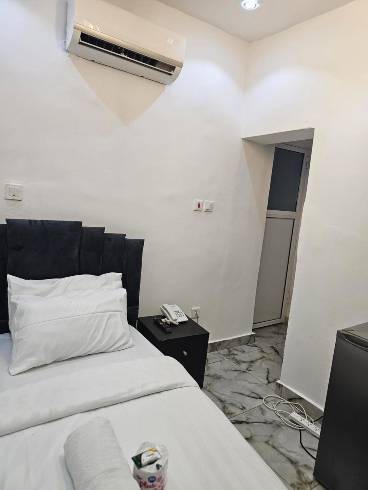 Vhs Vinchee Suites Лаґос Екстер'єр фото