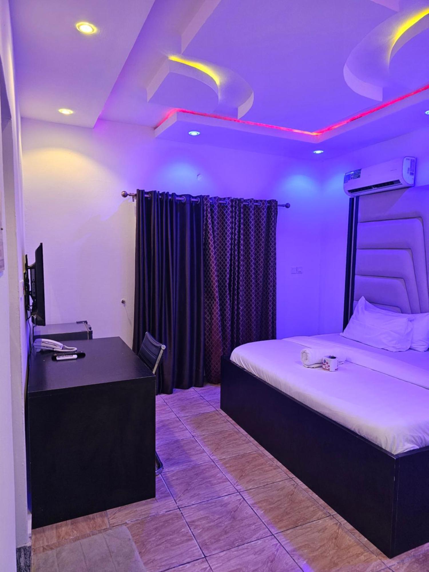 Vhs Vinchee Suites Лаґос Екстер'єр фото