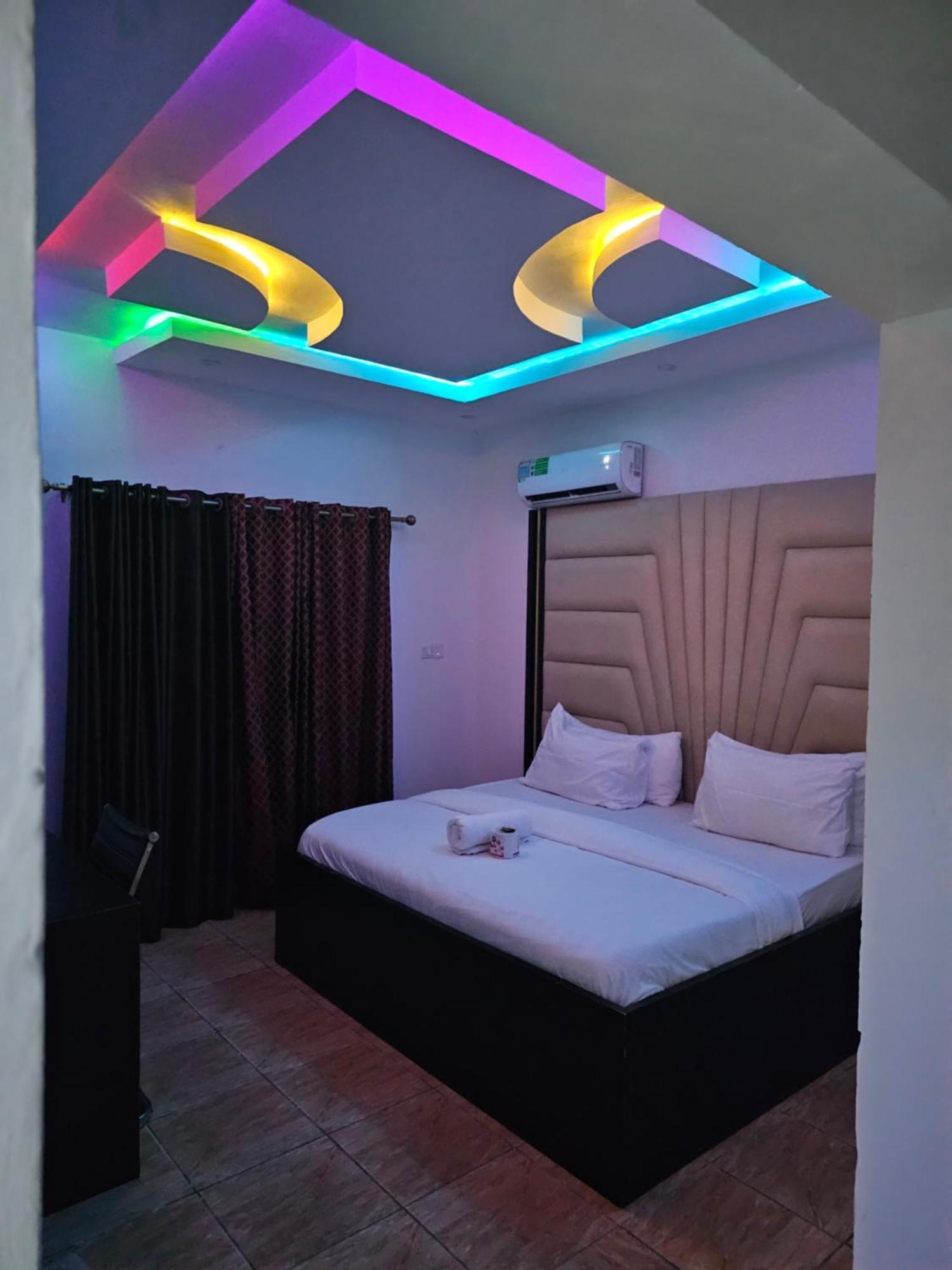 Vhs Vinchee Suites Лаґос Екстер'єр фото