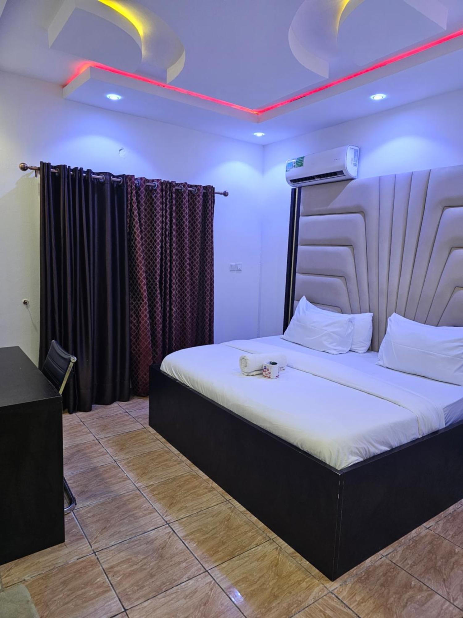 Vhs Vinchee Suites Лаґос Екстер'єр фото