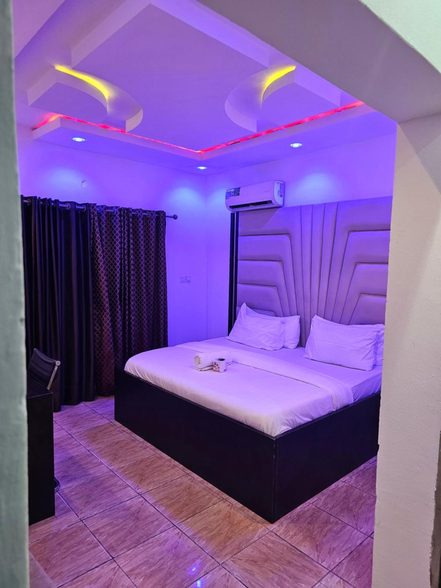 Vhs Vinchee Suites Лаґос Екстер'єр фото
