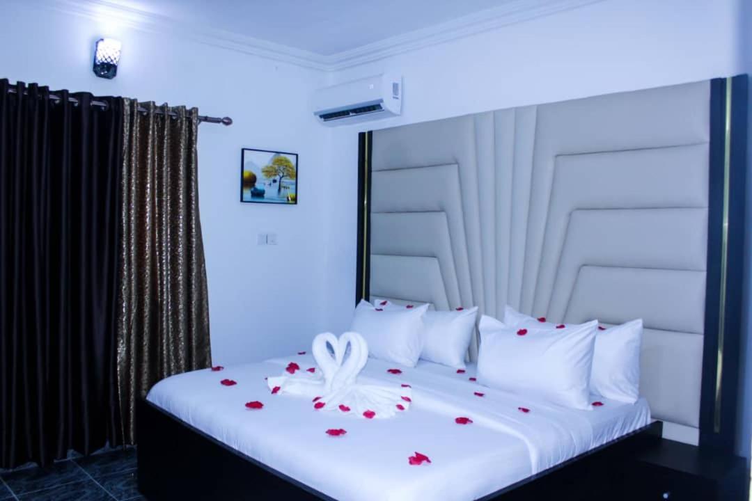 Vhs Vinchee Suites Лаґос Екстер'єр фото