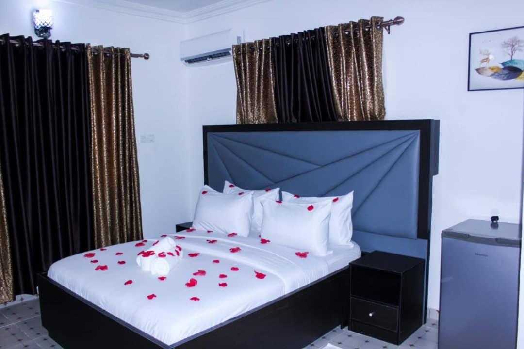 Vhs Vinchee Suites Лаґос Екстер'єр фото