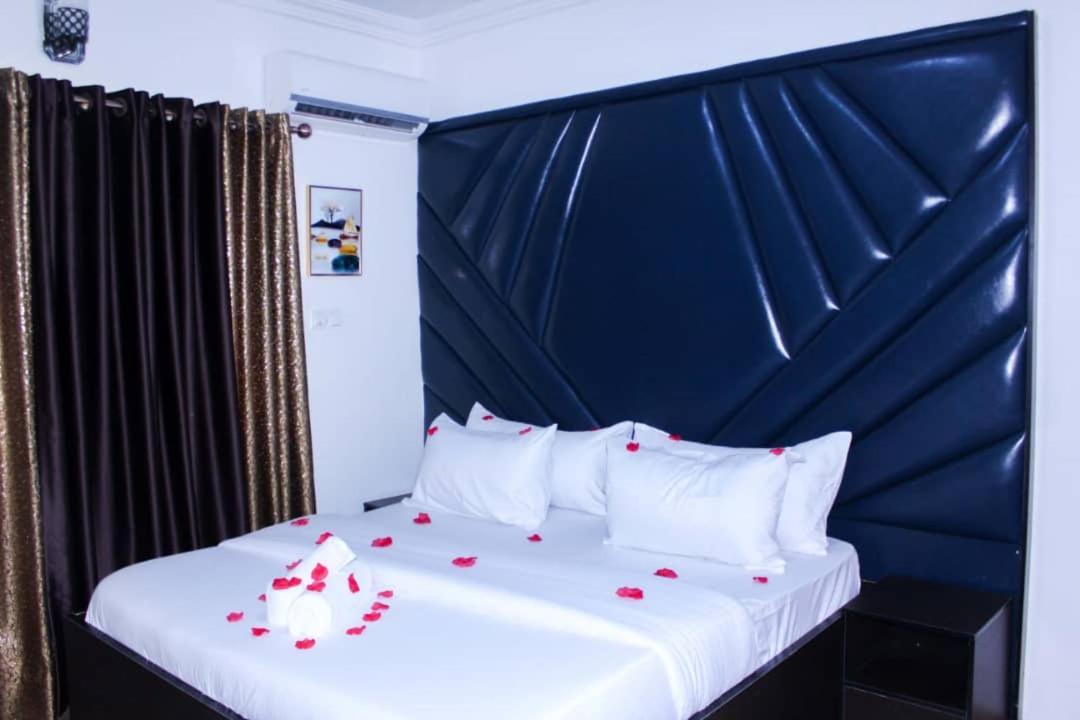 Vhs Vinchee Suites Лаґос Екстер'єр фото